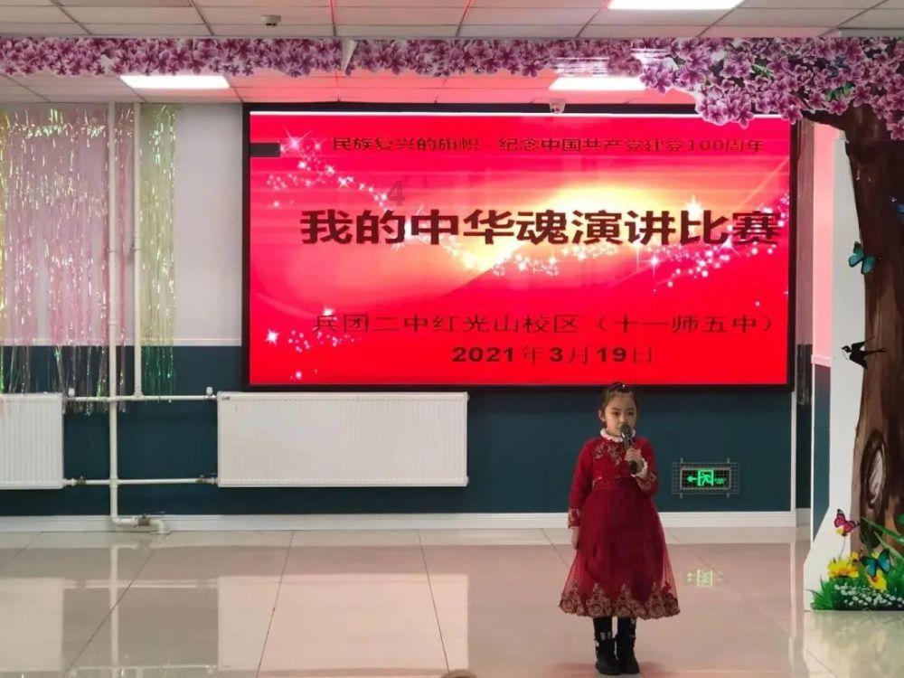小狗狗被主人放在盆里,配上刀叉,这是准备开吃了?